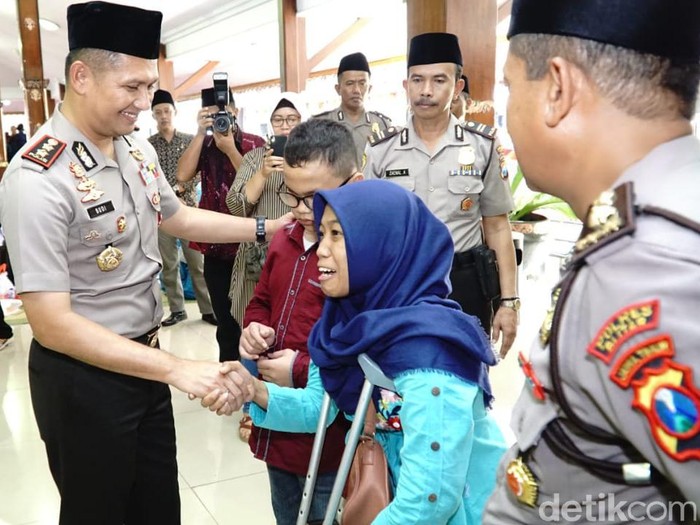 Disaat  Tangis Penyandang Disabilitas Ini Pecah dalam Pelukan Polisi