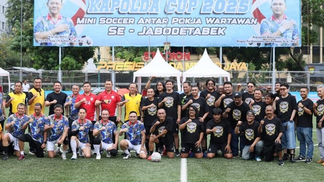 Sinergi Lewat Bola, Kapolda Metro dan Wartawan Tanding di Stadion Presisi